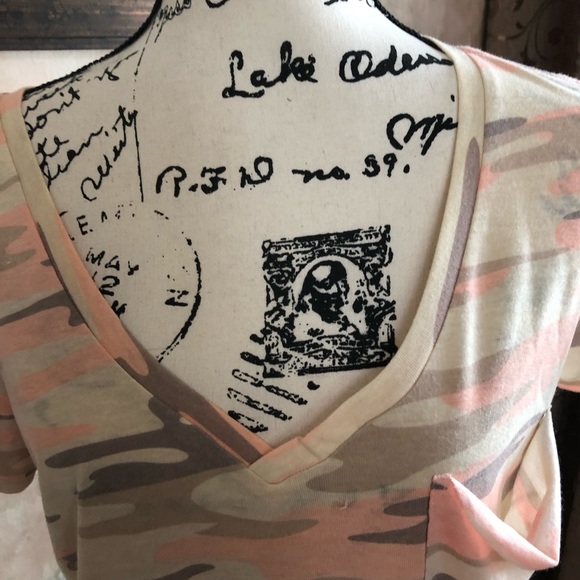 NWT CAMO POCKET TEES IN BLUSH BY SOCIALITE - Picture 6 of 6